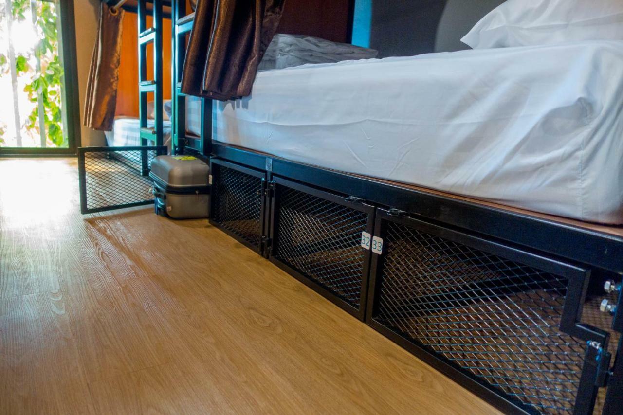 Comfy Bed Hostel (Adults Only) Банкок Екстериор снимка